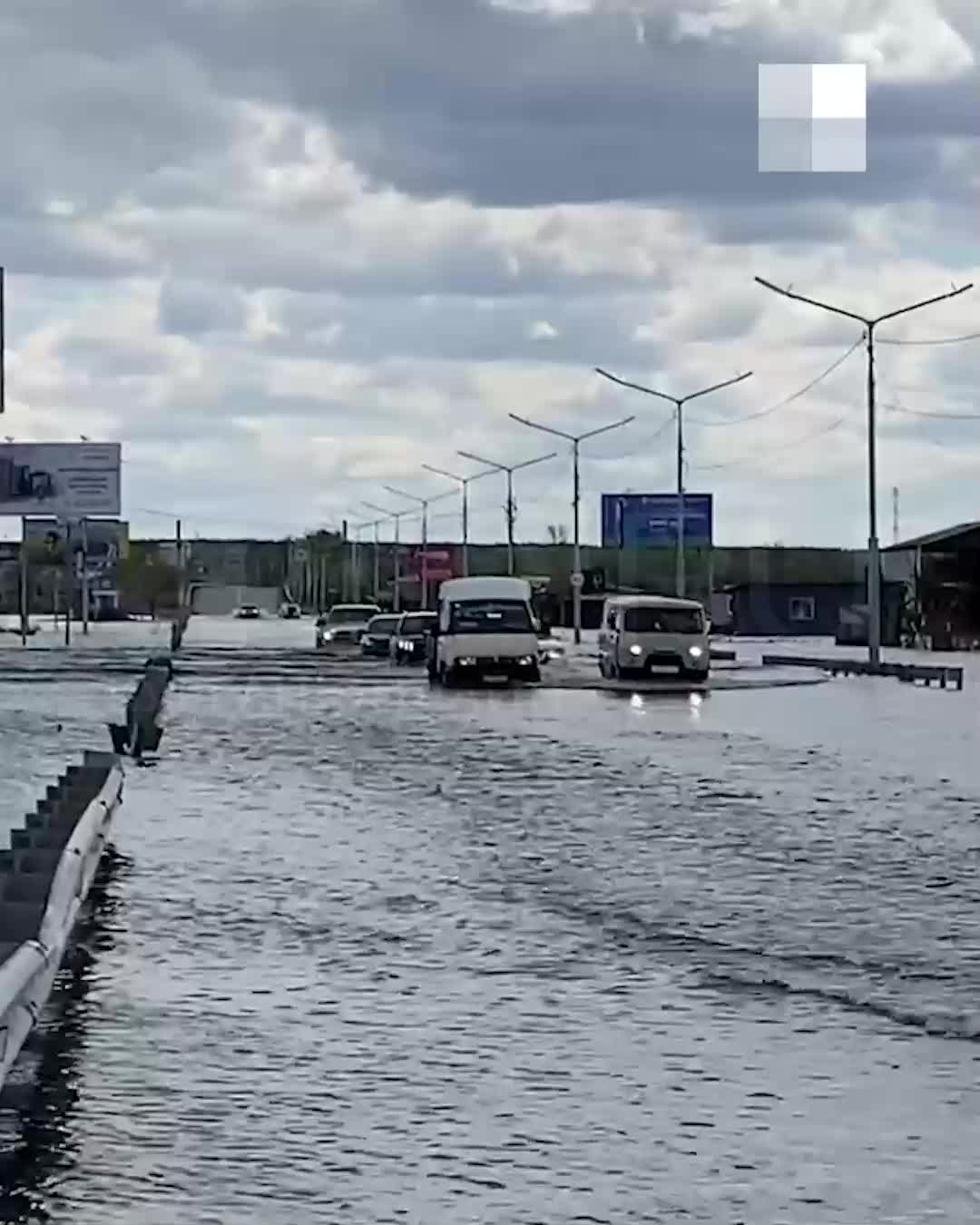 На Тюнина заглохла «Газель», но справилась с потоком воды - 14 мая 2024 -  45.ру