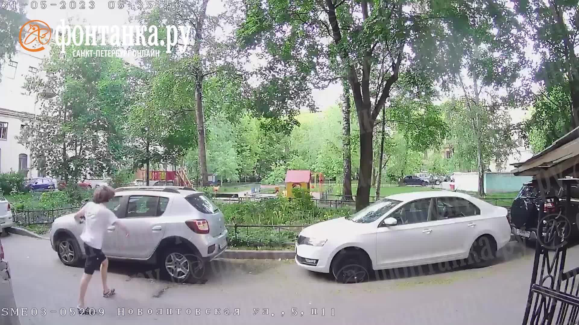 Видео с хулиганом, пинавшим припаркованные машины на Новолитовской, 5 в  Петербурге - 1 июня 2023 - ФОНТАНКА.ру