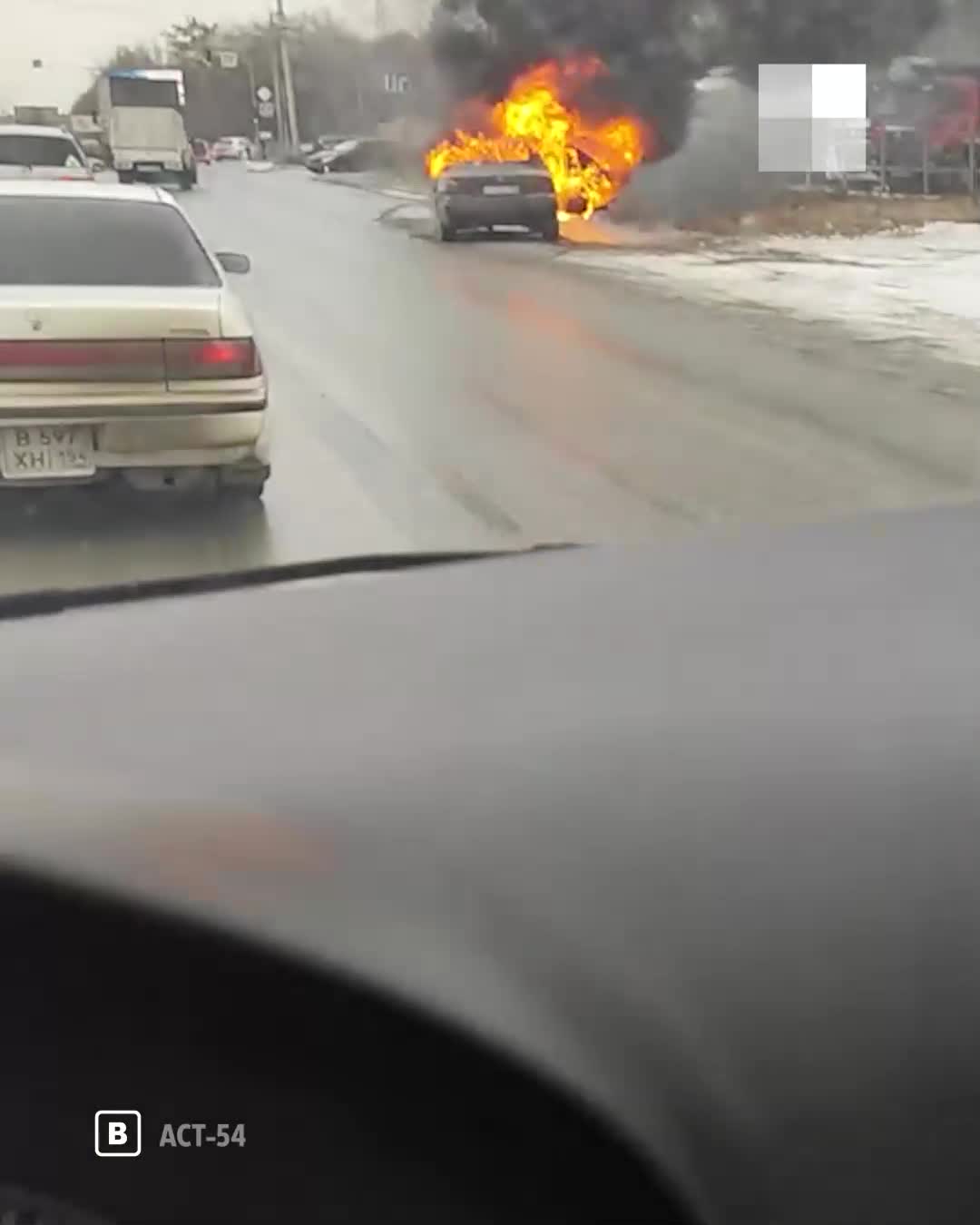 Mercedes-Benz загорелся на трассе в микрорайоне Матвеевка — пожар попал на  видео 10 ноября 2022 г. - 10 ноября 2022 - НГС.ру