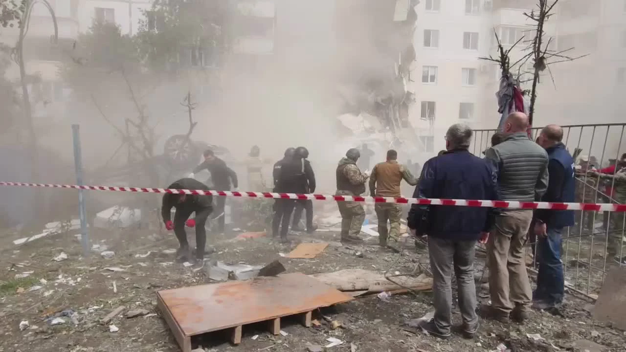 Момент обрушения крыши в разрушенной в Белгороде многоэтажке попал на  видео: подробности о ЧП в Белгородской области - 12 мая 2024 - 76.ру