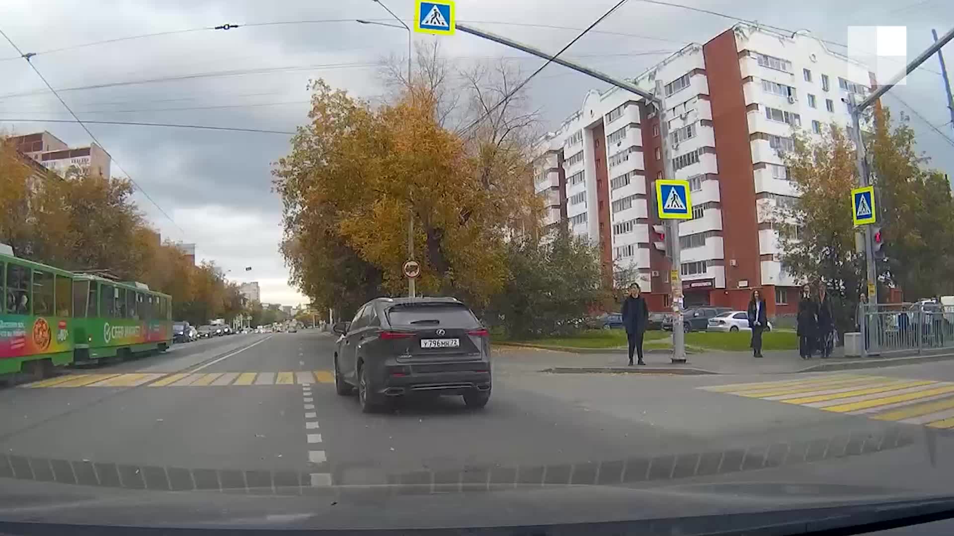 В Екатеринбурге Chevrolet пронесся на красный и устроил массовую аварию:  видео - 19 сентября 2023 - Е1.ру