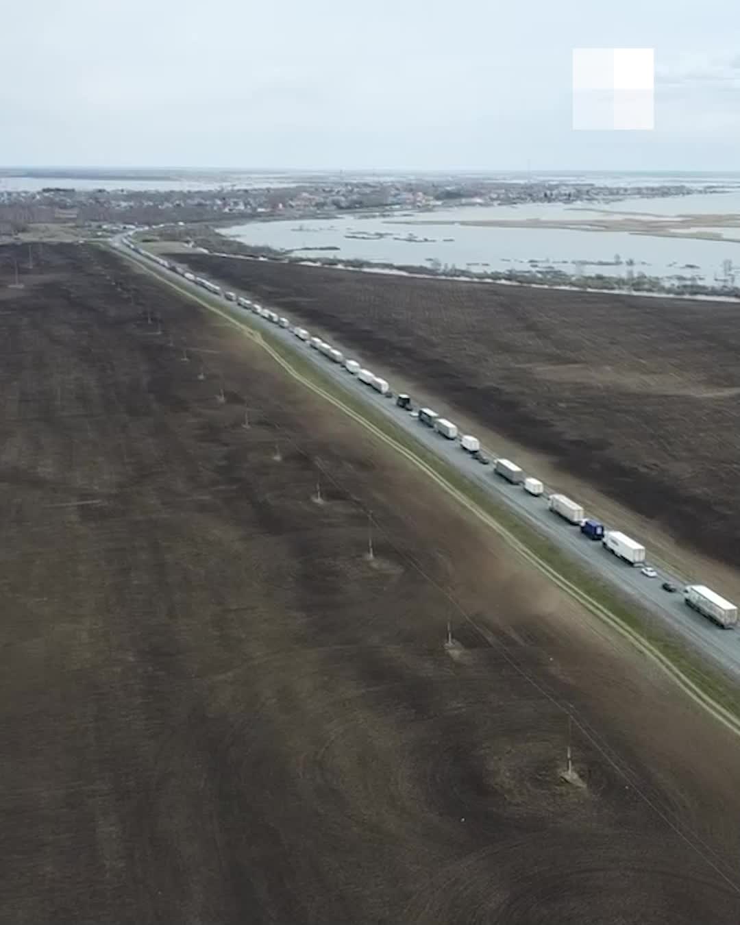 Пробка на перекрытой тюменской трассе — впечатляющие кадры с высоты - 1 мая  2024 - НГС55.ру