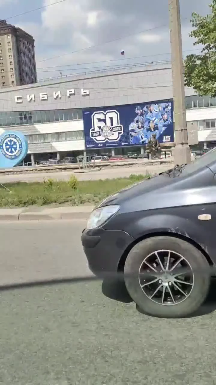 Новосибирец спел в караоке из автомобиля в пробке у ЛДС «Сибирь» — видео  фристайла под «Сектор Газа» - 15 июня 2023 - НГС.ру