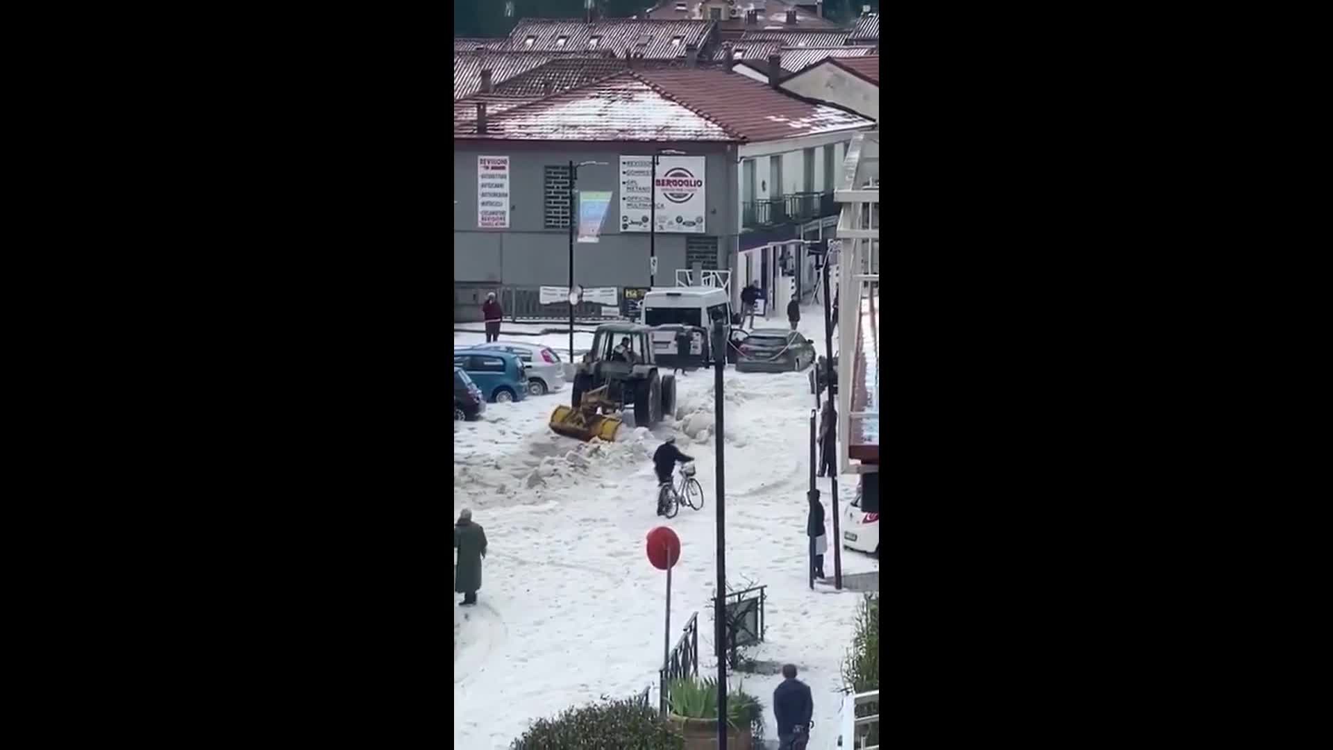 Видео - Происшествия - Город на севере Италии завалило градом: видео