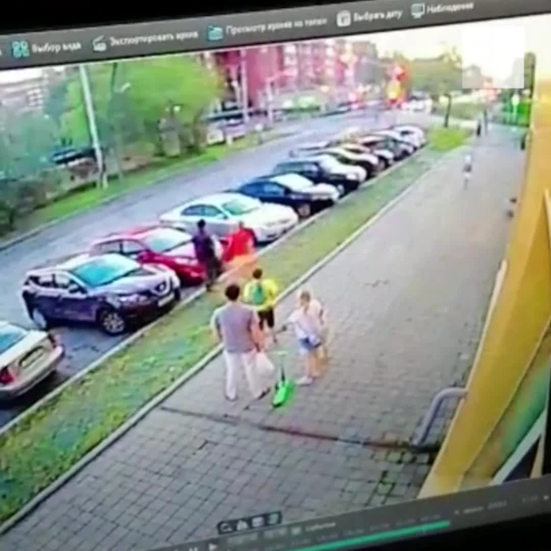 Видео момента ДТП в Екатеринбурге, «Жигули» врезаются в припаркованные авто  - 9 июля 2021 - Е1.ру