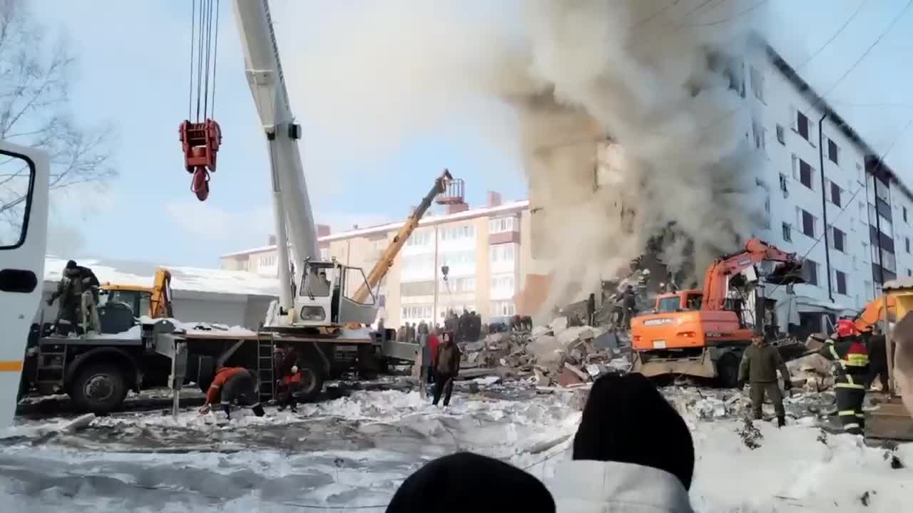 На Сахалине в пятиэтажном доме взорвался газ. Часть дома обрушилась, есть  погибшие, 19 ноября 2022 года - 19 ноября 2022 - 45.ру