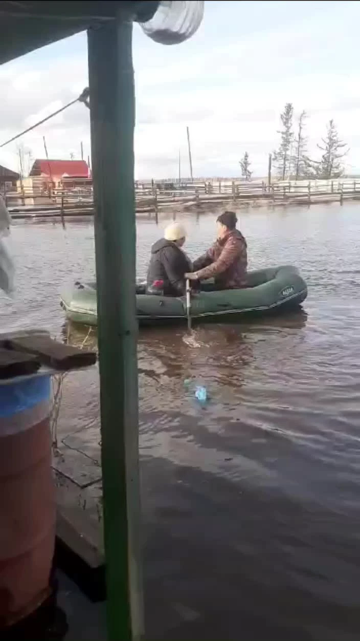 В Намском районе Якутии ЧС — затопило 13 сёл. Люди эвакуировались. Одна  лодка перевернулась вместе с людьми. - 19 мая 2024 - 14.ру