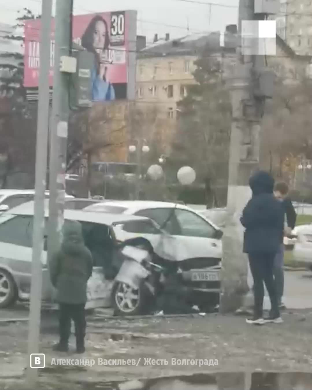 Напротив Царицынской оперы в Волгограде легковушка влетела в столб 20  ноября 2022 - 20 ноября 2022 - V1.ру