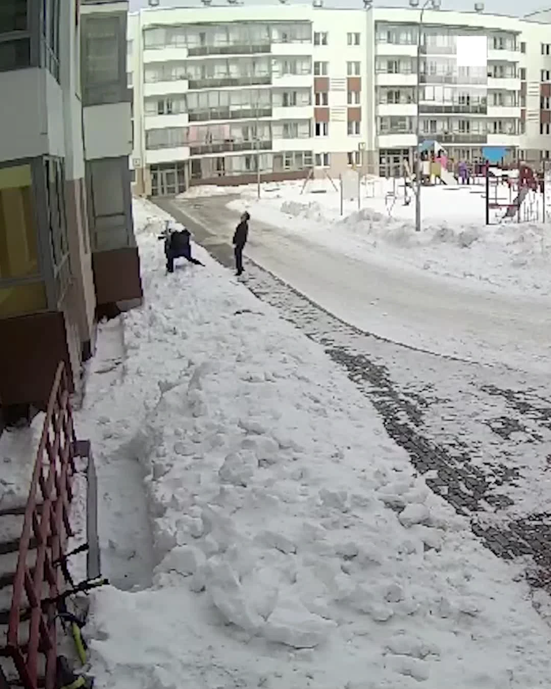 В Екатеринбурге глыба льда упала на ребенка: видео, лед с крыши упал на  трехлетнего малыша - 15 марта 2024 - Е1.ру