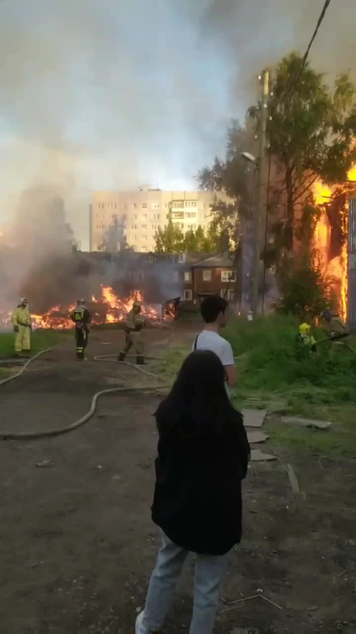 Крупный пожар в Соломбале, горят сараи и нежилой дом - 16 июля 2023 - 29.ру