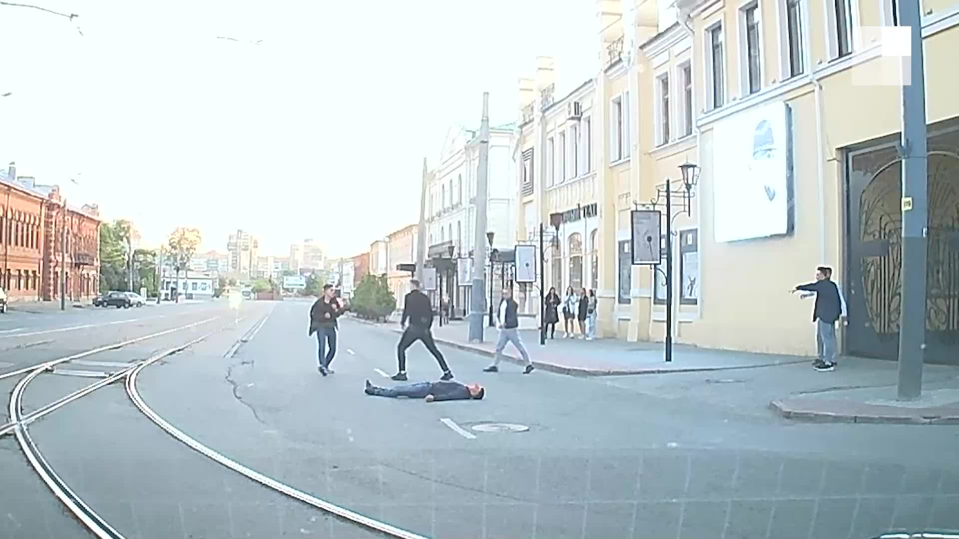 Смертельная драка со следователями СК в центре Челябинска: полное видео с  задержанием Зыкова и Зубкова, показания свидетелей в суде - 19 мая 2023 -  74.ру