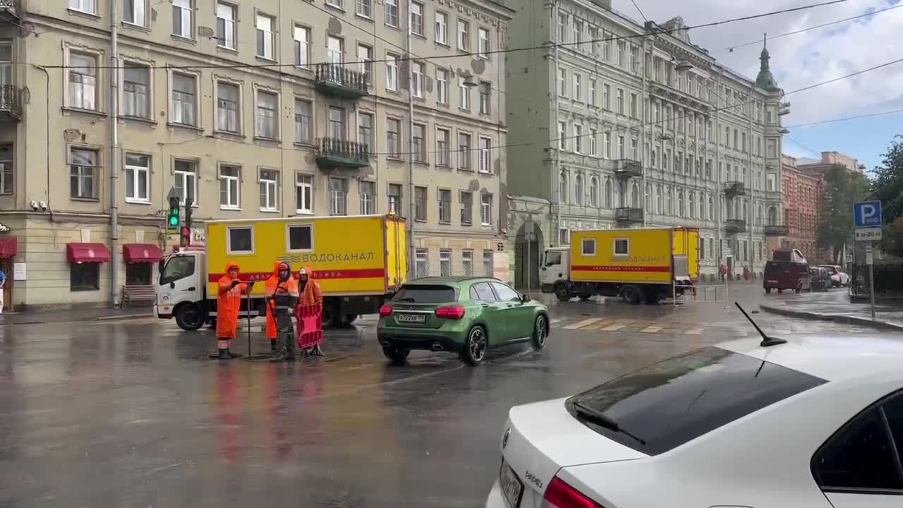 Греческий проспект ушел под воду. Водоканал возвращает его на место —  Мегаполис