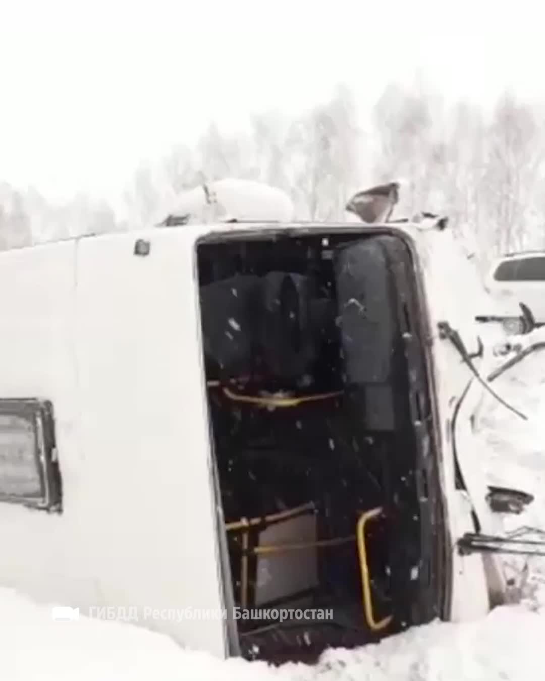 Появилось видео столкновения минивэна и вахтового автобуса в Башкирии - 20  декабря 2021 - УФА1.ру