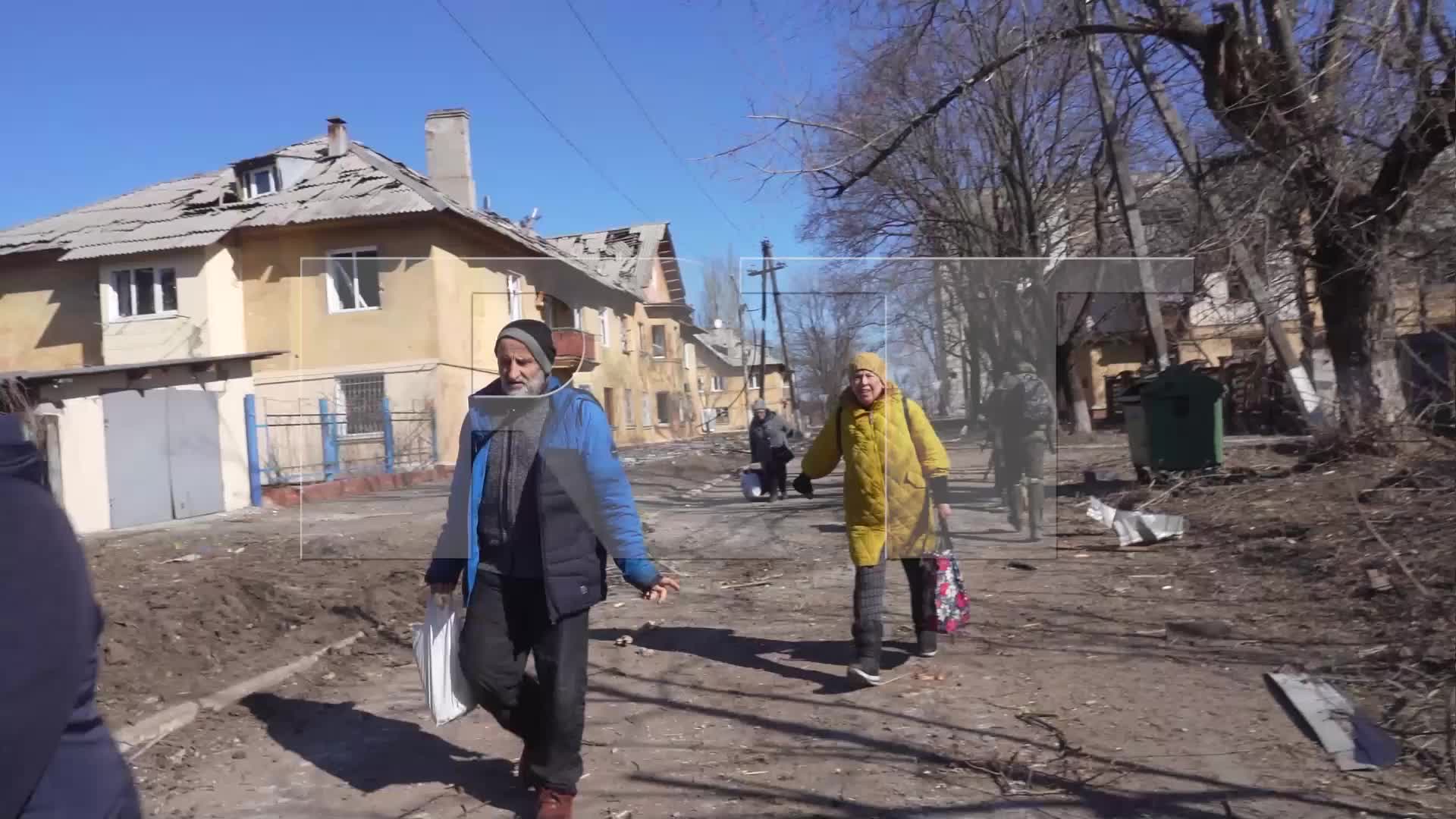 Появилось видео, как жители Мариуполя встречают российских военных | 360°