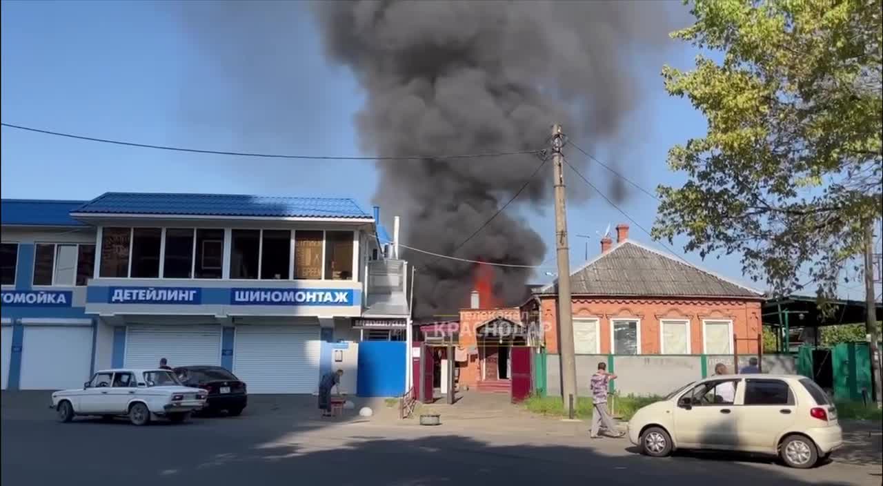 В Краснодаре загорелся частный дом, жильцов успели вывести - 4 августа 2023  - 93.ру