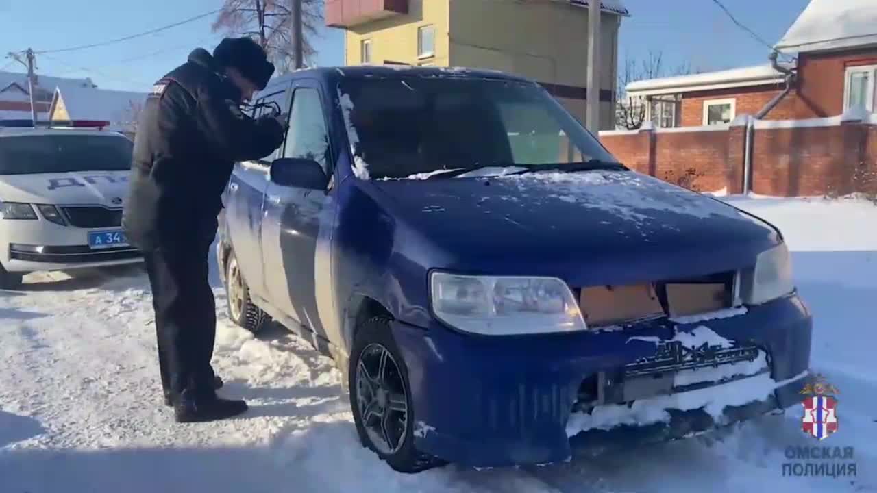 В Омске водитель пытался сесть на колени пассажира, чтобы его не наказала  полиция 12 января 2023 года - 12 января 2023 - НГС55.ру