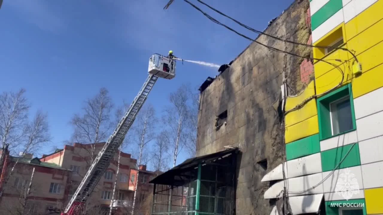 В Новой Москве на Калужском шоссе полыхал «Дикси»: пожар в магазине Дикси  пламя перекинулось на крыши с фасада, пожарные потушили 80 огонь, Калужское  шоссе, 45-й километр - 28 марта 2024 - МСК1.ру