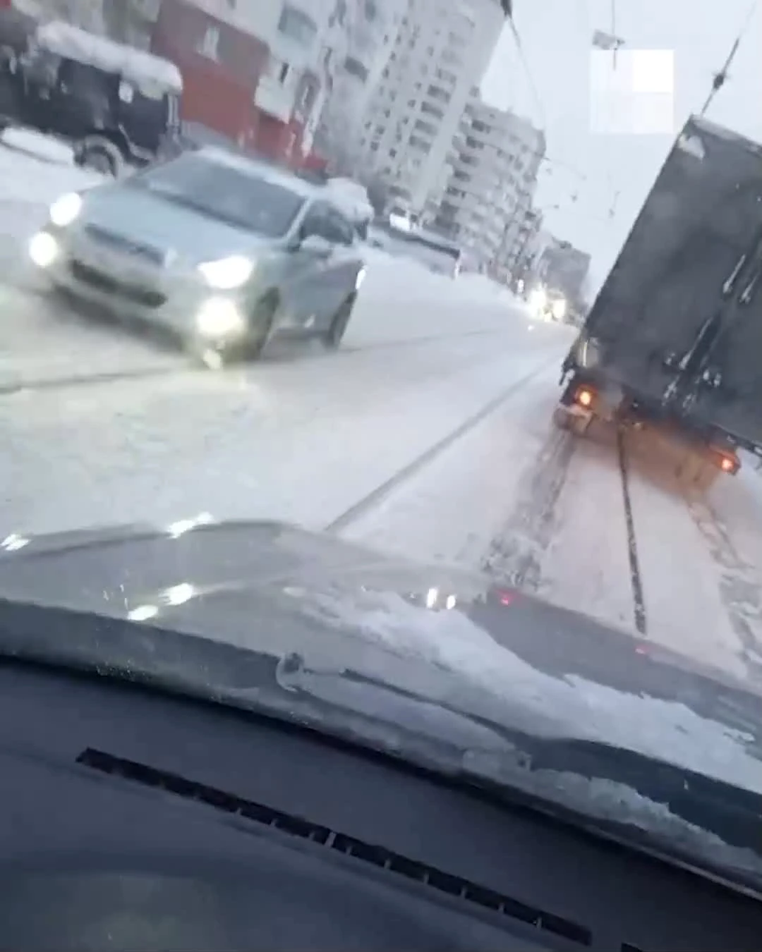 В центре Екатеринбурга водителям пришлось ехать по трамвайным путям: видео  - 27 декабря 2023 - Е1.ру