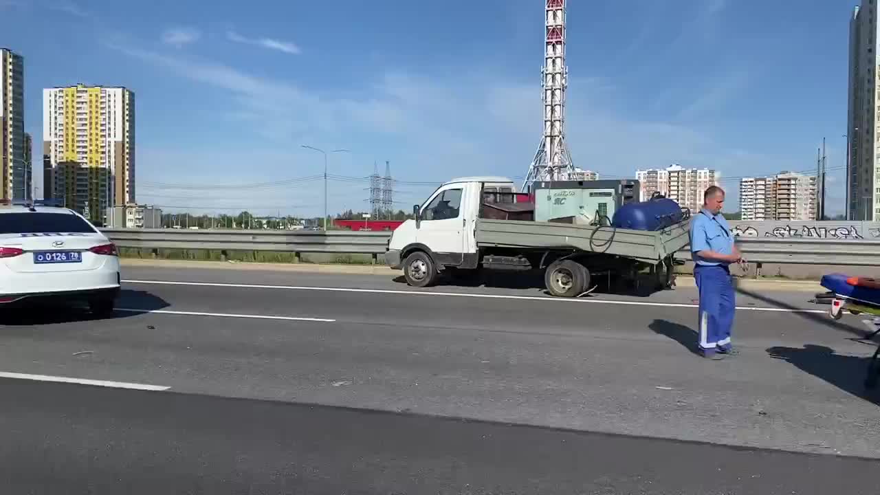 Газель, брошенная посреди КАДа, долго не простояла. Налетев на нее на  полном ходу, получил травмы водитель «Лады» — Мегаполис