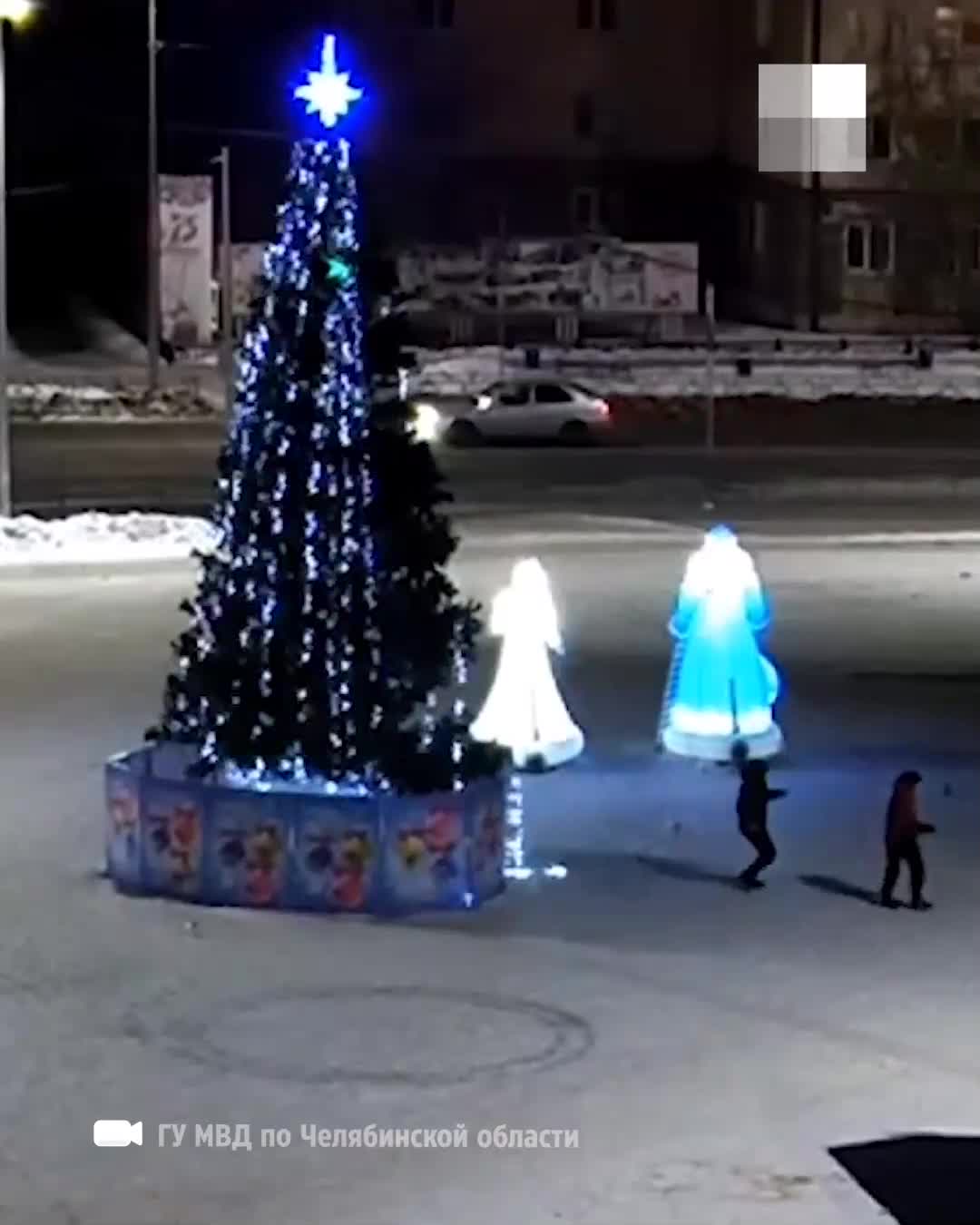 В Челябинской области пьяные парни залезли на новогоднюю ель и сломали ее -  3 февраля 2023 - МГОРСК.ру