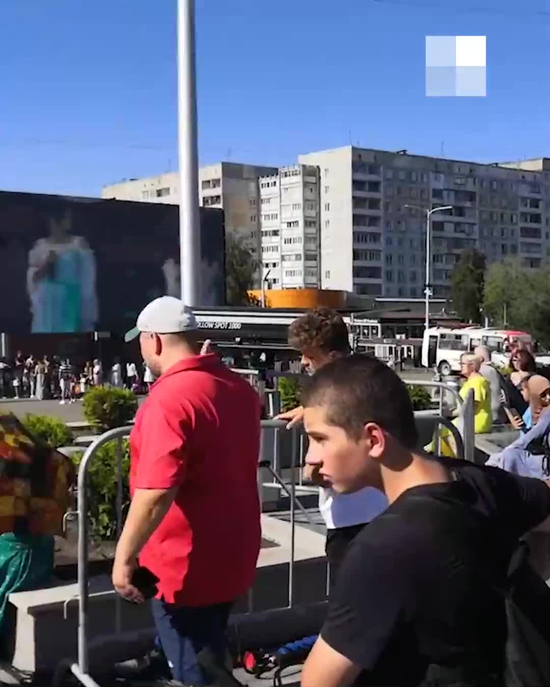 Балапанның жоғарыдан ырғақты секіргені туралы бейне