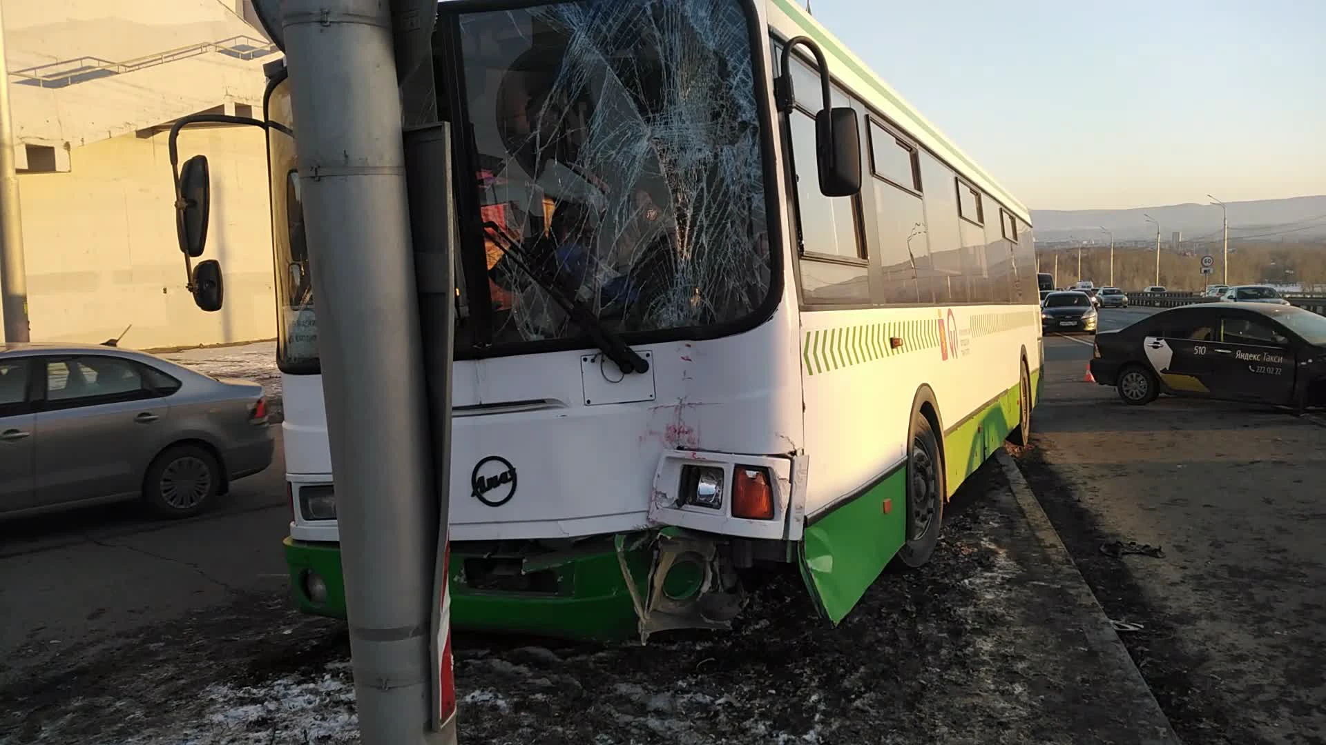 В Красноярске на Октябрьском мосту столкнулись автобус и такси - 26 ноября  2020 - НГС24.ру