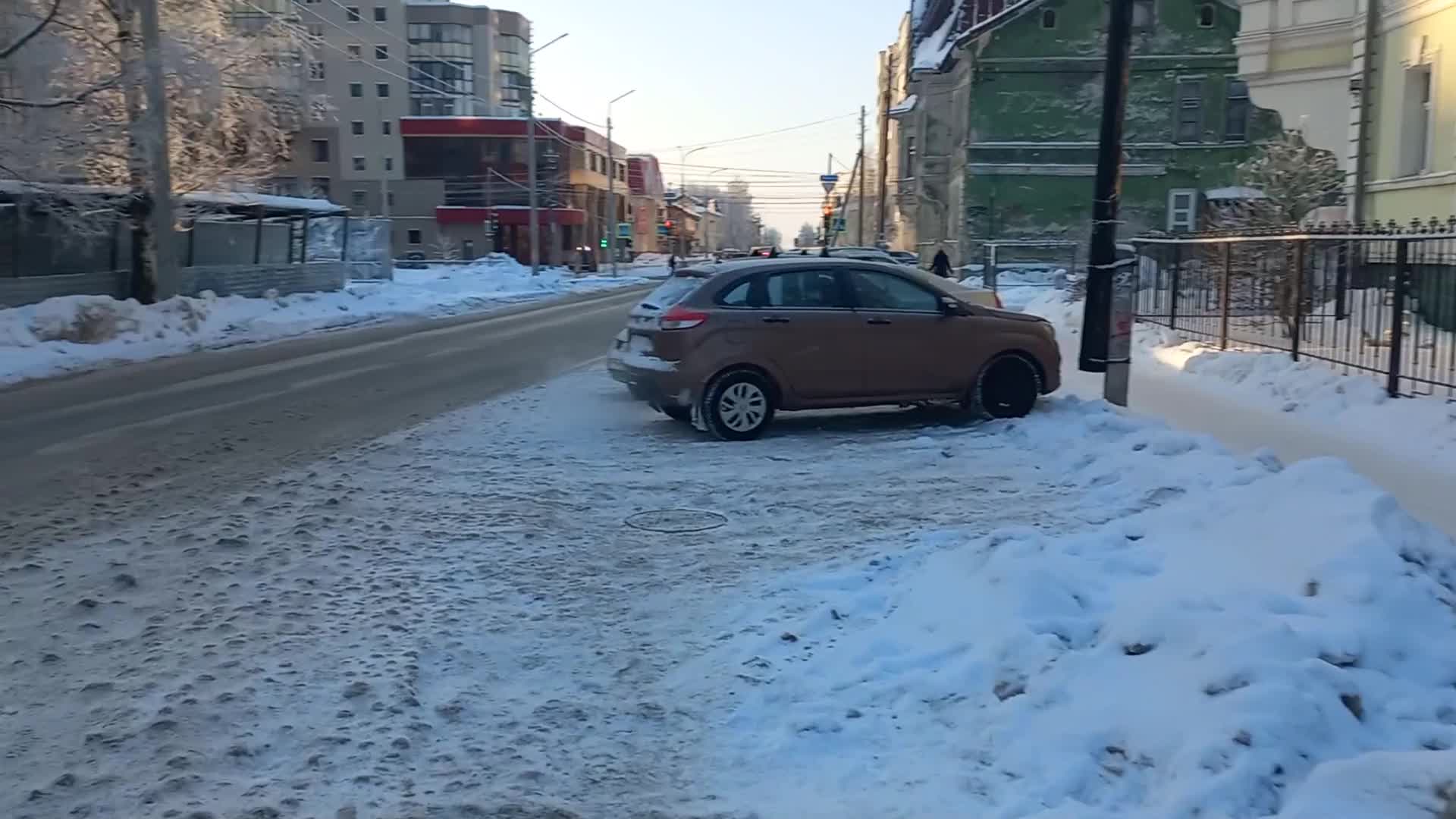 В центре Архангельска перекрыли полосу дороги на Поморской из-за  коммунальной аварии - 12 февраля 2024 - 29.ру