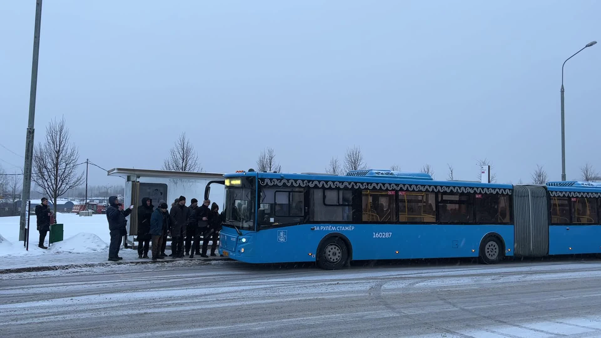 Что происходит на Лесопарковой, толпы мигрантов на остановке, приезжие  оттуда добираются до миграционного центра «Сахарово» - 6 марта 2023 -  МСК1.ру