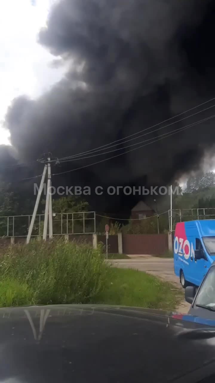 В Подмосковье полыхает склад с резиной и пластиком рядом с дилерским  центром Lada-Яхрома: видео, подробности, что известно - 4 августа 2023 -  МСК1.ру