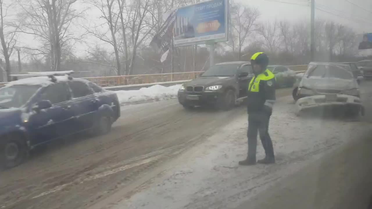 В Кургане на мосту в сторону Энергетиков произошла авария с автобусом и  легковушками - 29 декабря 2023 - 45.ру