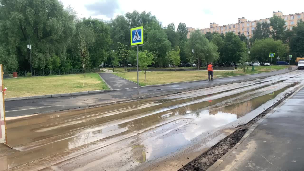 На юге Москвы прорвало трубу с горячей водой: район Чертаново затопило,  МОЭК устраняет повреждения трубы, в Северном Чертаново потом - 26 июня 2023  - МСК1.ру