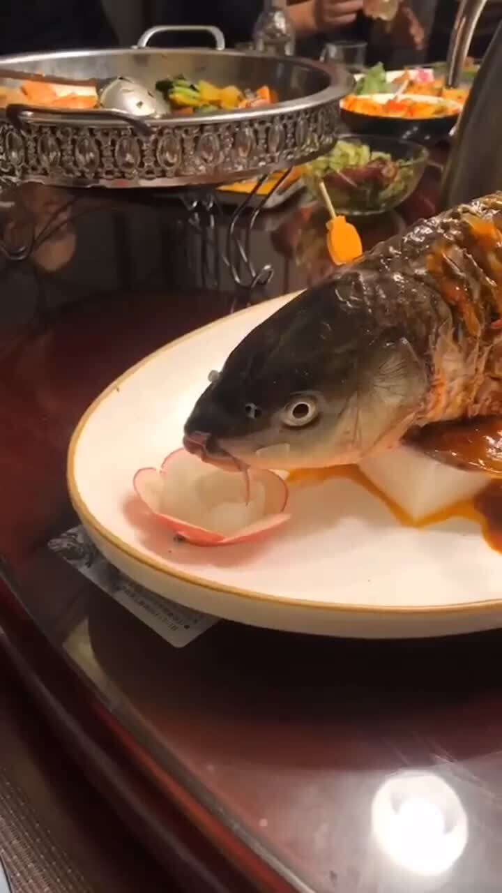 Еда живая и мертвая: рыбу инь-ян с живой головой и жареным туловищем запретили в ресторанах Тайваня