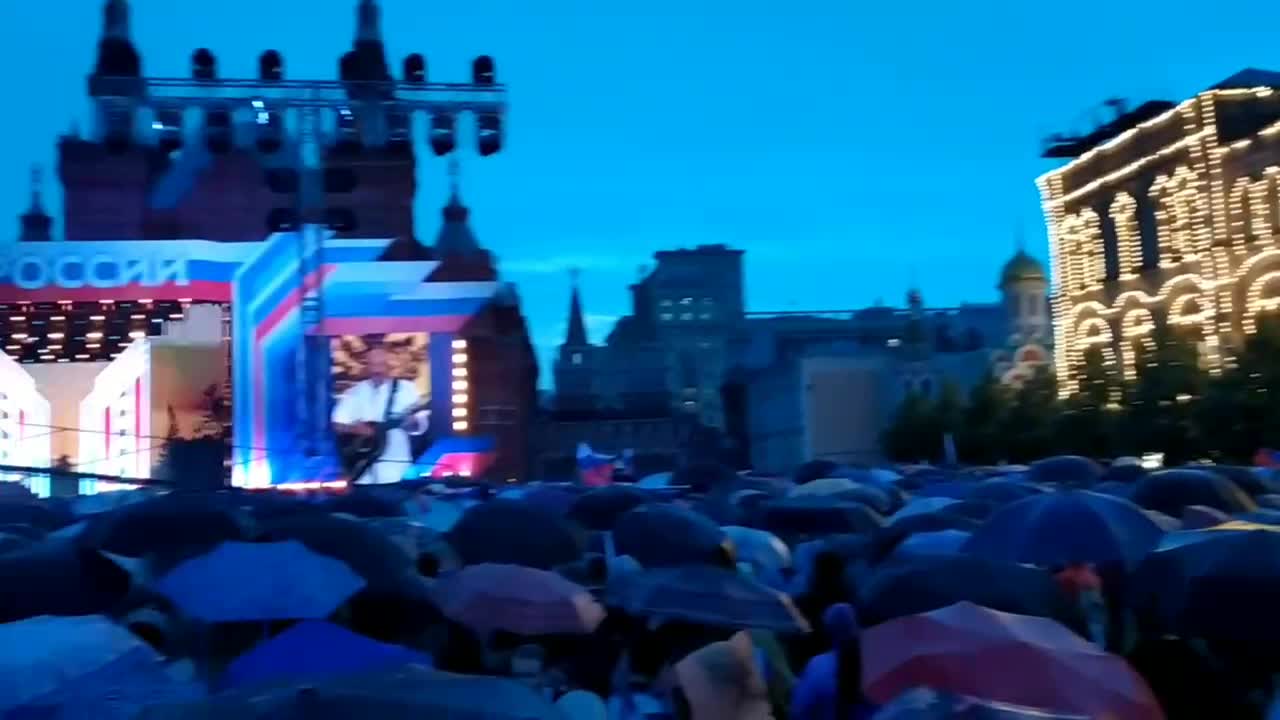 Как прошел концерт на Красной площади в Москве, кто выступил: фото и видео  с концерта — SHAMAN, Олег Газманов, Григорий Лепс, Миа Бойка, Розенбаум,  Дима Билан, Сергей Лазарев, Полина Гагарина - 12