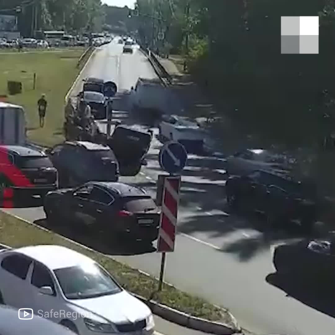 Видео резонансного ДТП в Ярославле, где после столкновения с внедорожником  перевернулся на крышу «Мерседес» | 07.07.2021 г. - 7 июля 2021 - 76.ру