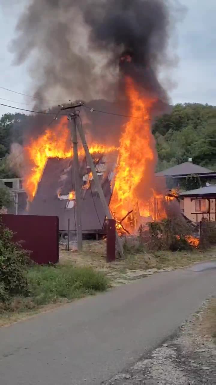 В Новомихайловском сгорел частный дом, пожар попал на видео - 3 сентября  2023 - 93.ру