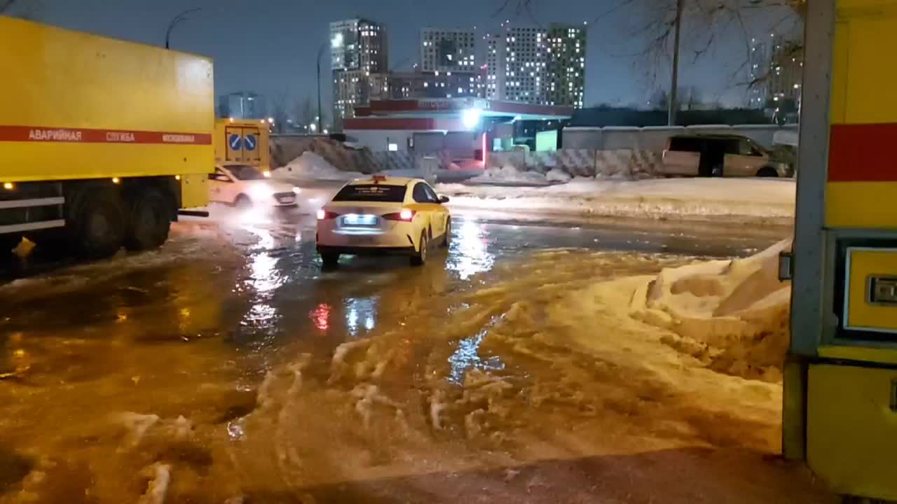 На юго-востоке Москвы затопило целую улицу из-за коммунальной аварии:  видео, жители района Текстильщики говорят, что у них прорвало трубу с  холодной водой в квартале Грайвороново - 11 февраля 2024 - МСК1.ру