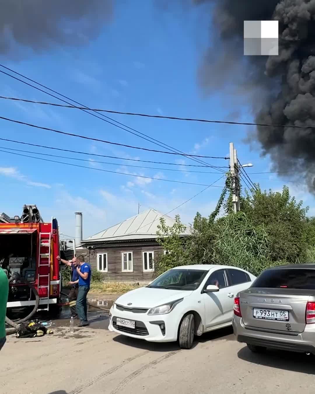 В Волгограде горит склад вторсырья, столб дыма виден за километры - 10 июля  2024 - V1.ру