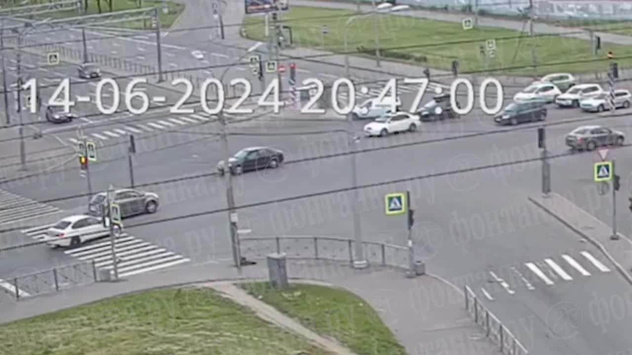 Видео: машина столкнулась с автомобилем скорой помощи на Софийской улице в  Петербурге - 15 июня 2024 - ФОНТАНКА.ру