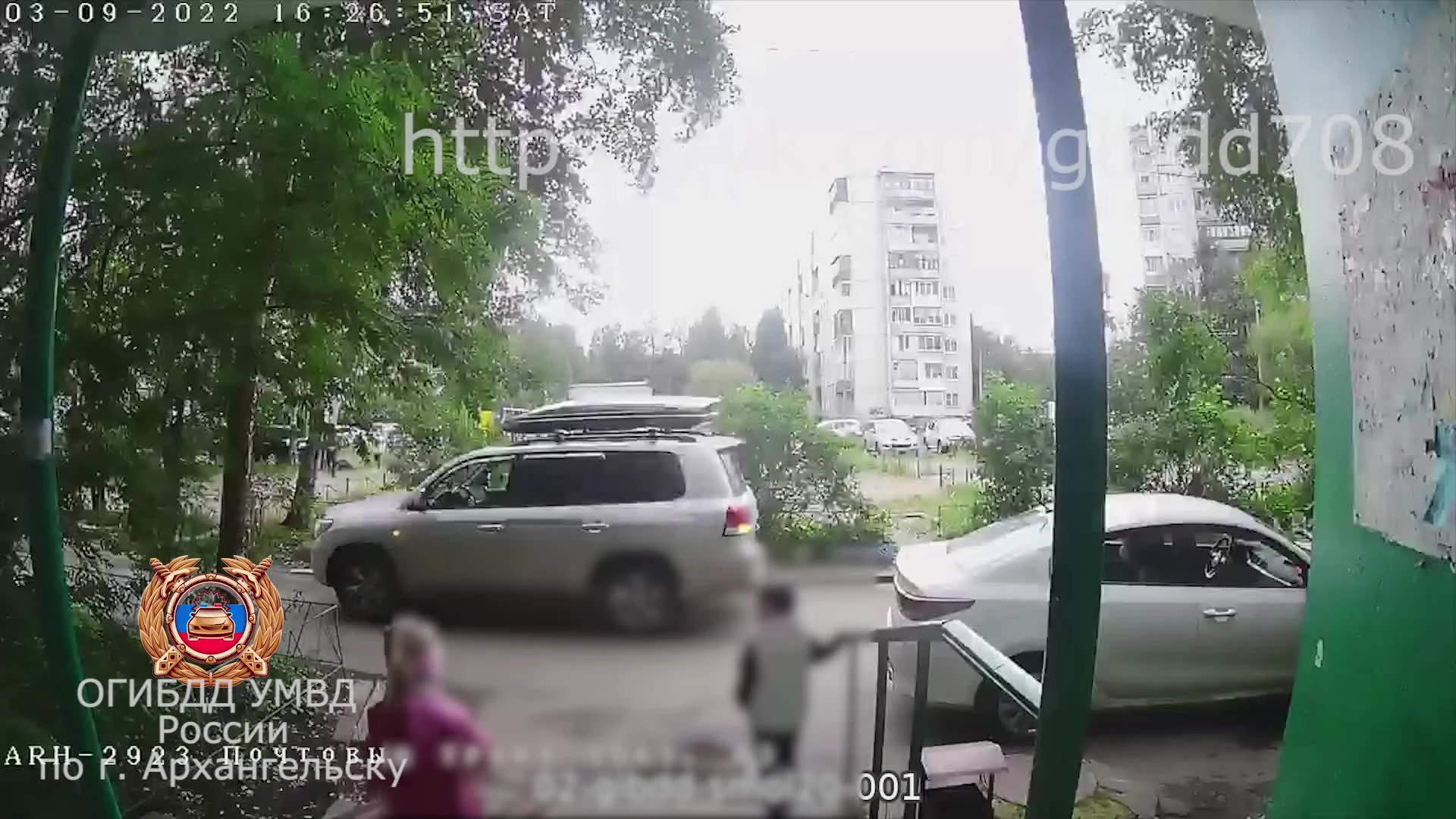 В Архангельске Toyota Land Cruiser сбила ребенка во дворе: видео ДТП, 5  сентября 2022 г. - 5 сентября 2022 - 29.ру