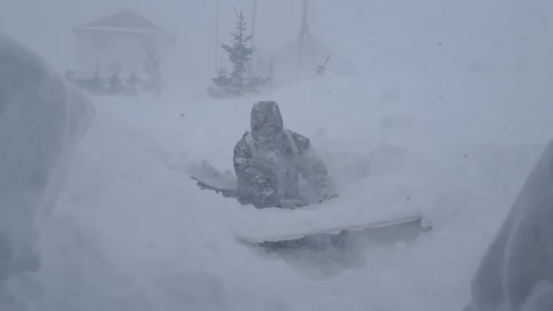 Зачем фанера во время сильного снегопада? Видео с занесенного по самые  крыши Сахалина | Вокруг Света