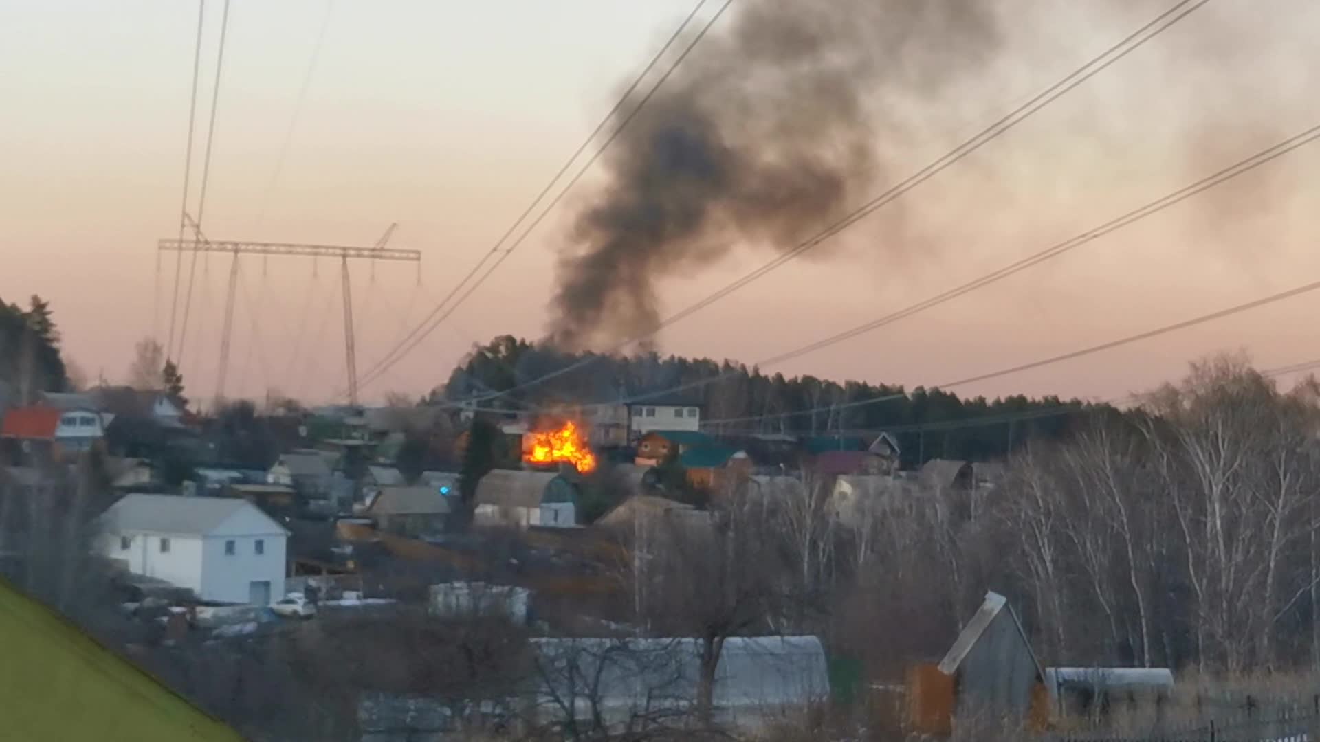 Большой дачный дом загорелся в СПК в районе Сопки в Красноярске - 8 апреля  2023 - НГС24.ру