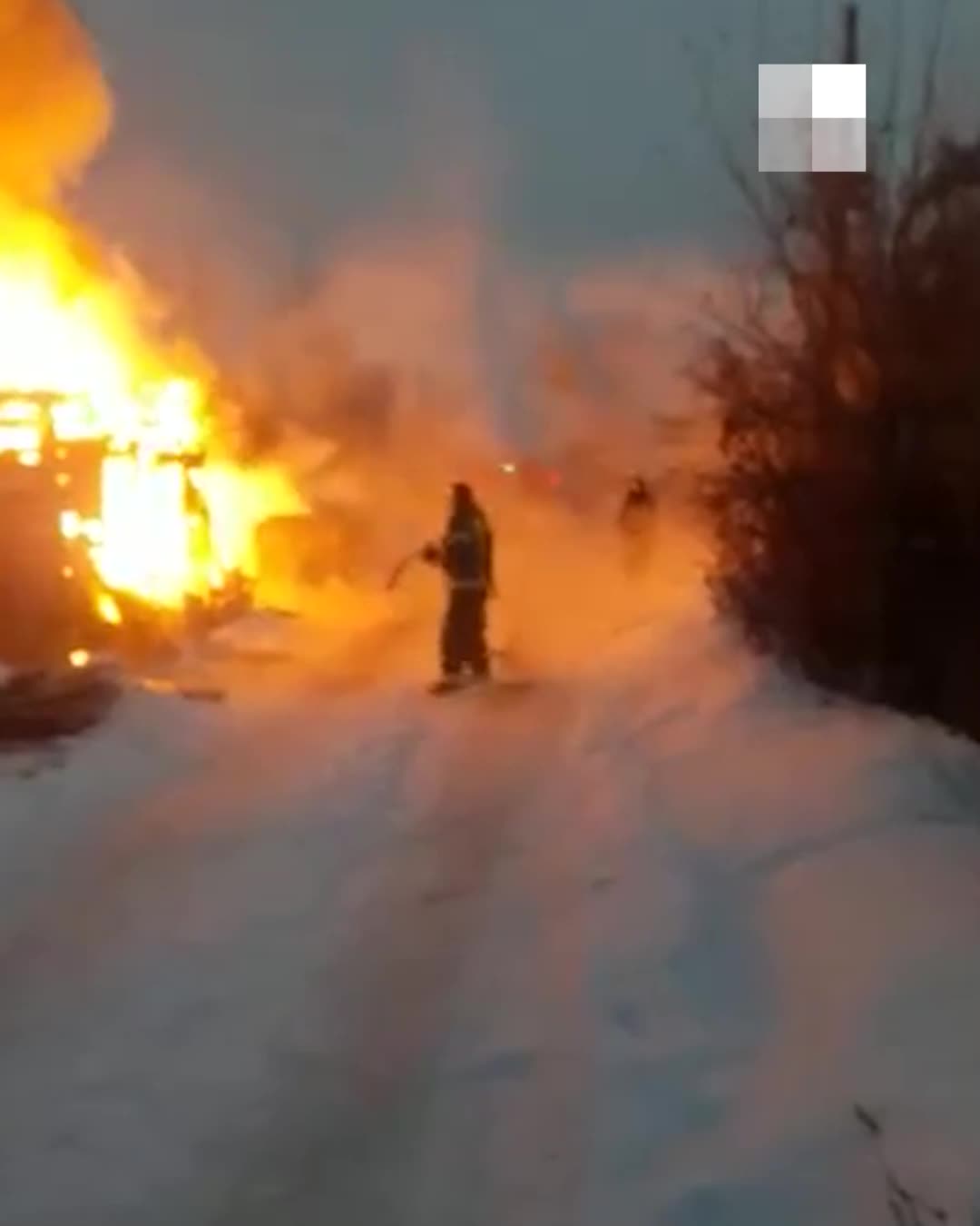 3 дома загорелись в частном секторе Ленинского района — видео огненного ЧП  12 января 2023 - 12 января 2023 - НГС.ру