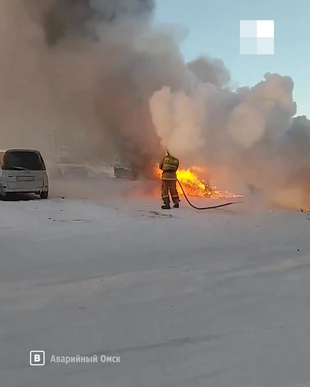 Во дворе Амура-2 во время отогрева сгорел автомобиль BMW - 12 декабря 2023  - НГС55.ру