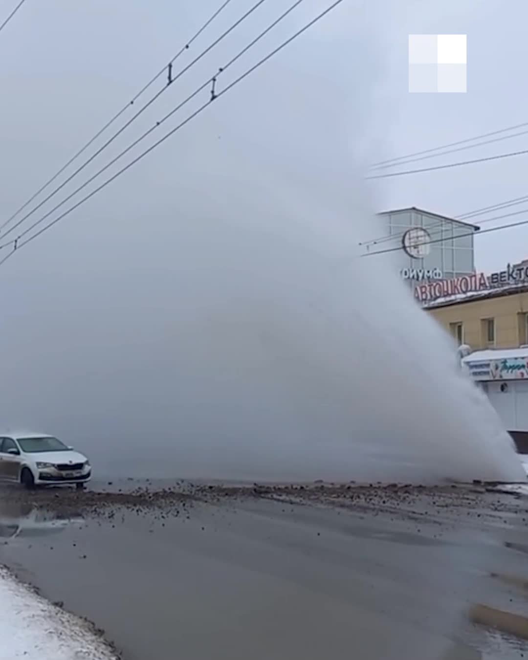 На улице Кирова прорвало трубу: видео, как сильный напор воды льет прямо на  машины - 28 февраля 2023 - НГС55.ру