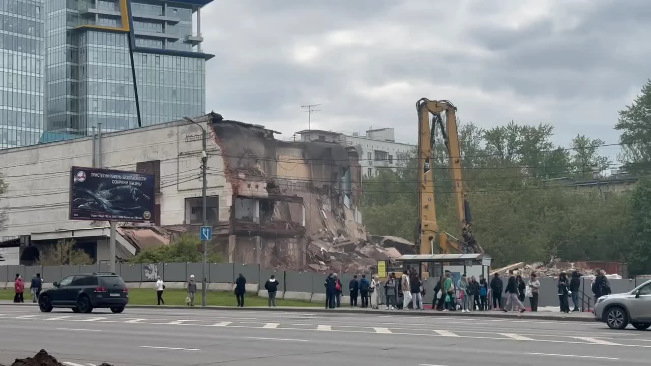 На западе Москвы начали активно сносить модернистский кинотеатр «Брест»:  что будет на месте «Бреста», ТПУ «Молодежная», что снесли в Москве, фото,  видео, подробности, Кунцево - 13 мая 2024 - МСК1.ру