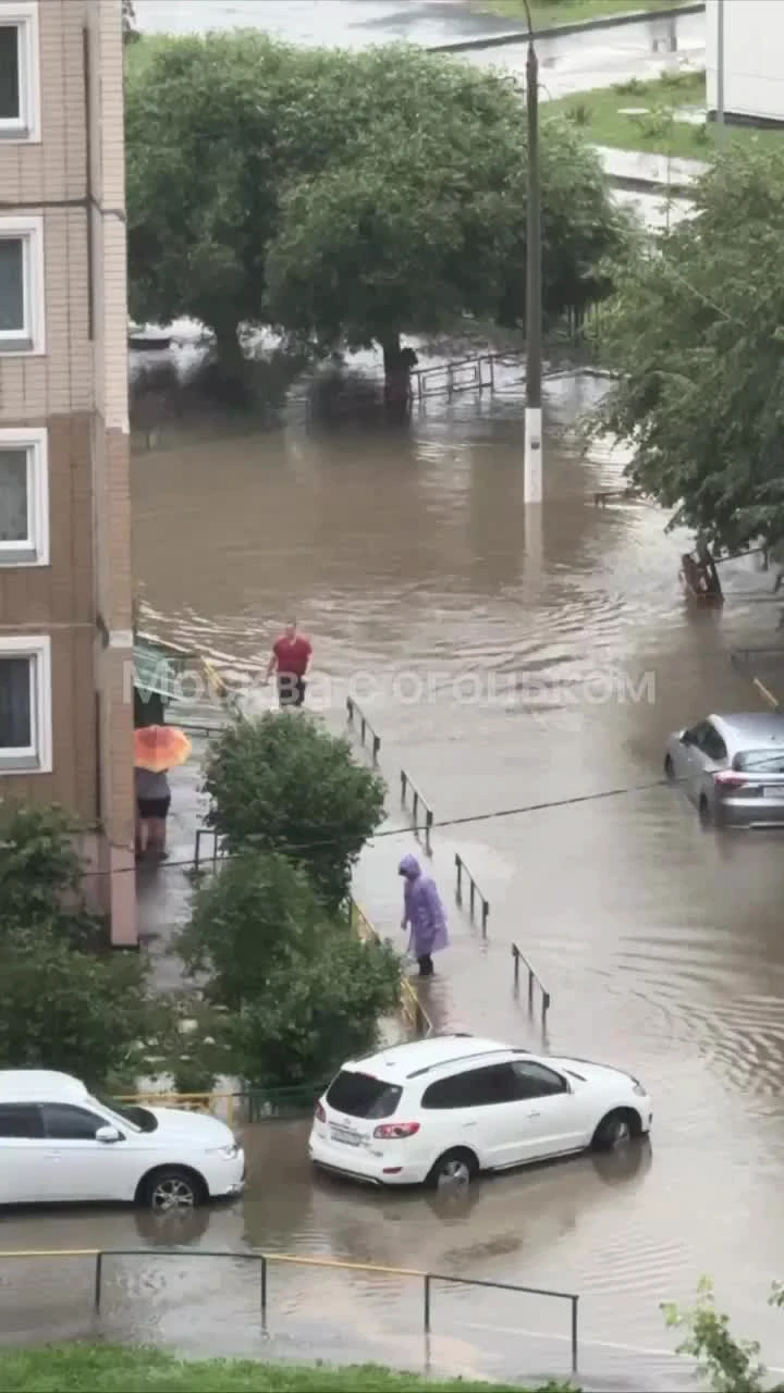 В Подольске мощный ливень затопил дороги, подъезды и квартиры, вода  просачивается из потолка на улице Юных Ленинцев, парковка у ТЦ «Западный»  ушла под воду, прогноз погоды на 17 июня, последствия дождя, фото,