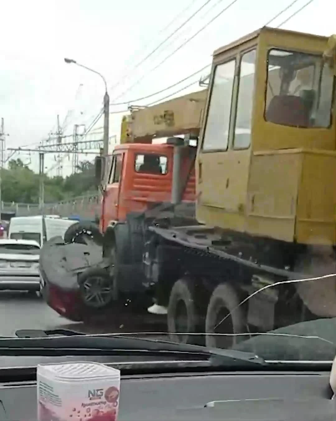 На Свободном легковушка перевернулась и попала под колеса автокрана - 18  июня 2024 - НГС24.ру