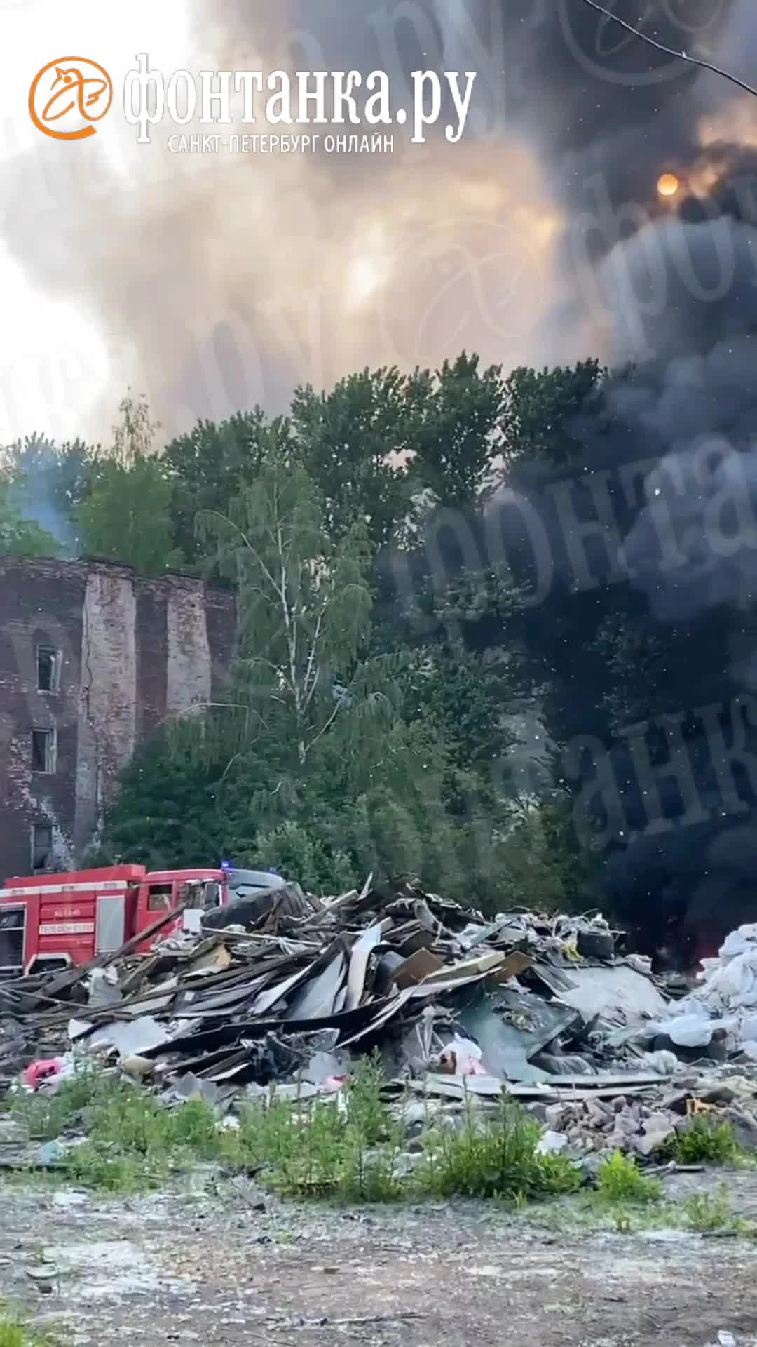 Пожар на левом берегу Невы, что горело у проспекта Обуховской обороны на  Перевозной набережной - 15 июня 2023 - ФОНТАНКА.ру