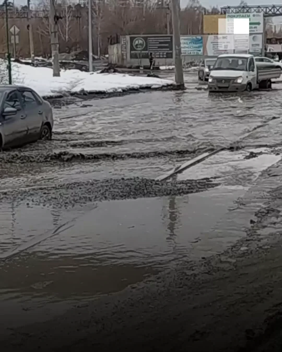 На Старой Сортировке вода затопила перекресток, фото гигантской лужи.  Екатеринбург, 5 апреля 2022 года - 5 апреля 2022 - Е1.ру