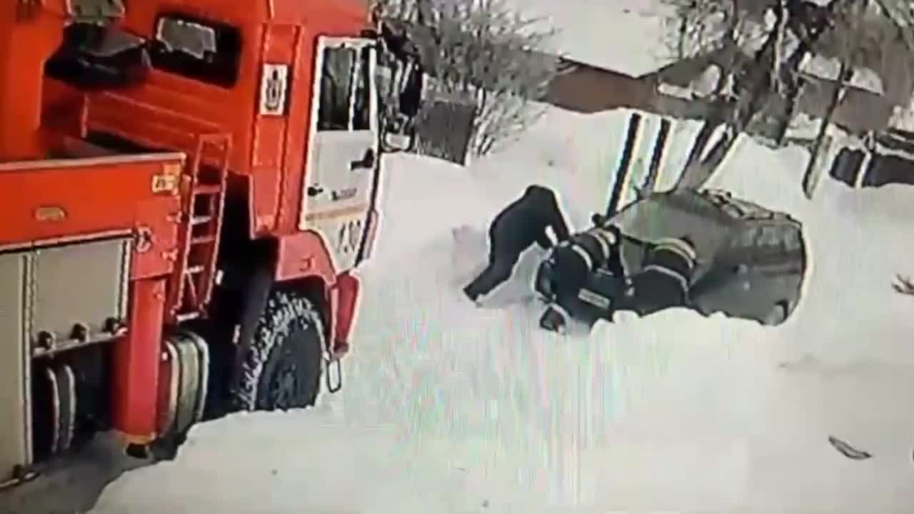 В Лыскове пожарные вытолкнули застрявшую в снегу машину, видео,  Нижегородская область - 2 февраля 2024 - nn.ru